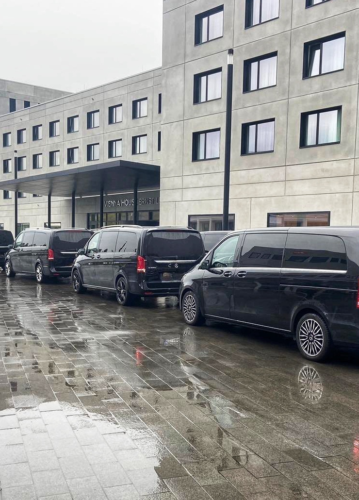 Erfahrene Chauffeure Frankfurt - Limousinen & Shuttle Service Team mit Luxusfahrzeugen